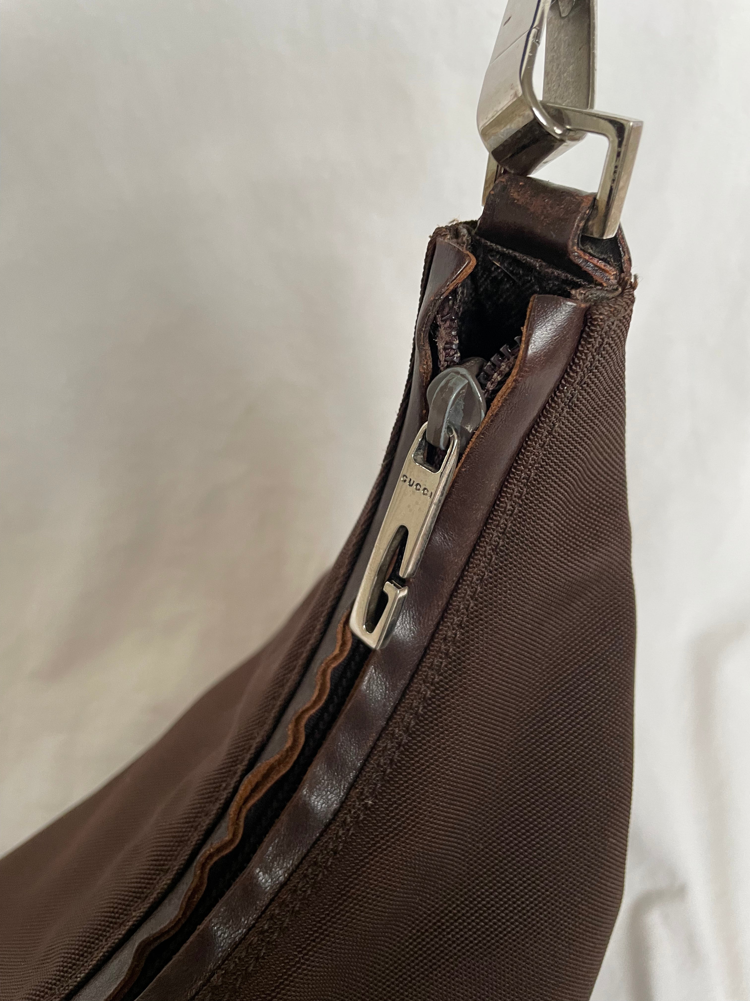 Vintage Gucci shoulder bag in brown nylon and leather with silver hardware. 