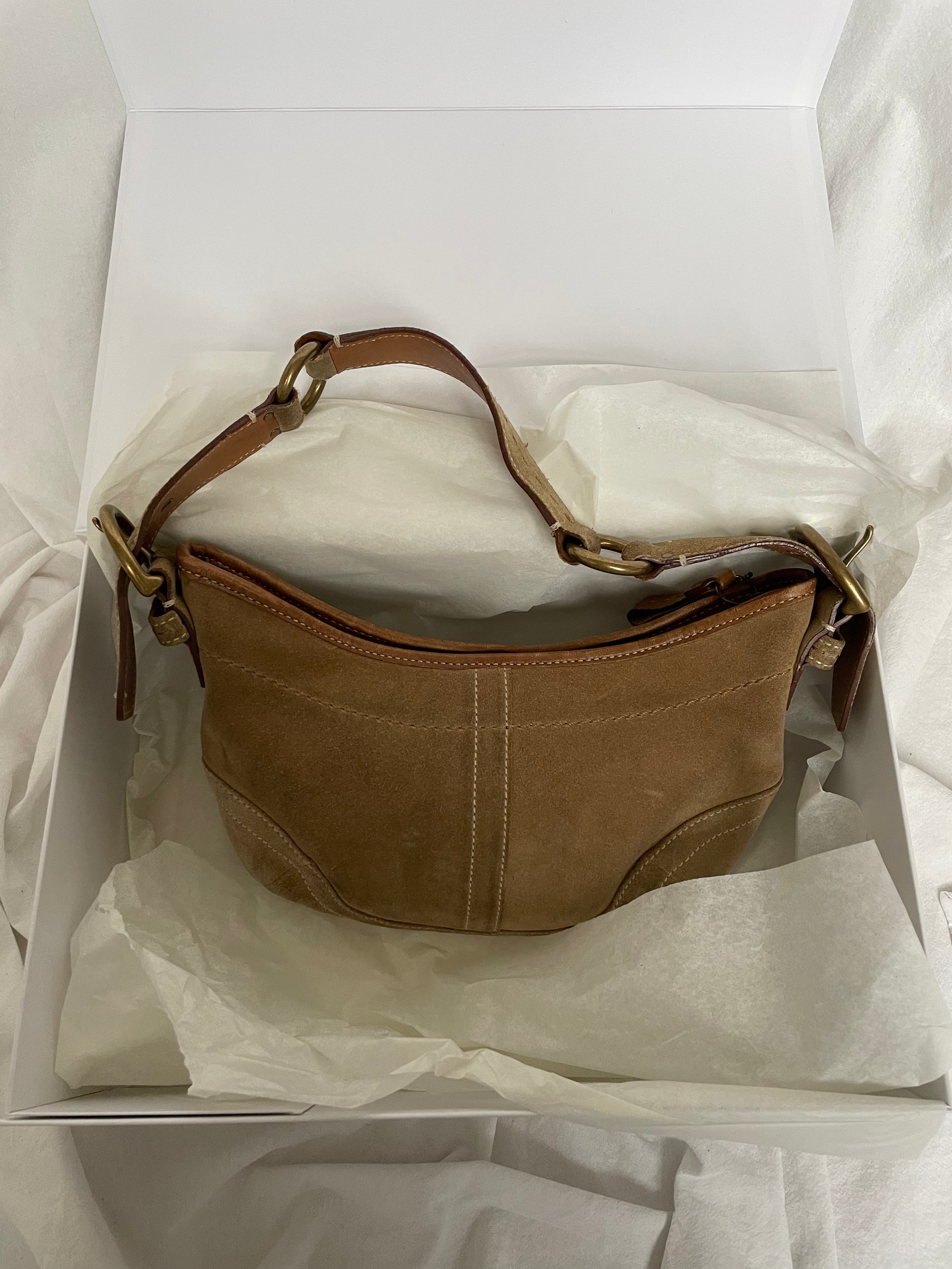 This Coach bag is in a good vintage condition. The bag is in suede in a beautiful beige color with a brown adjustable leather strap. It includes one interior pocket.&nbsp;