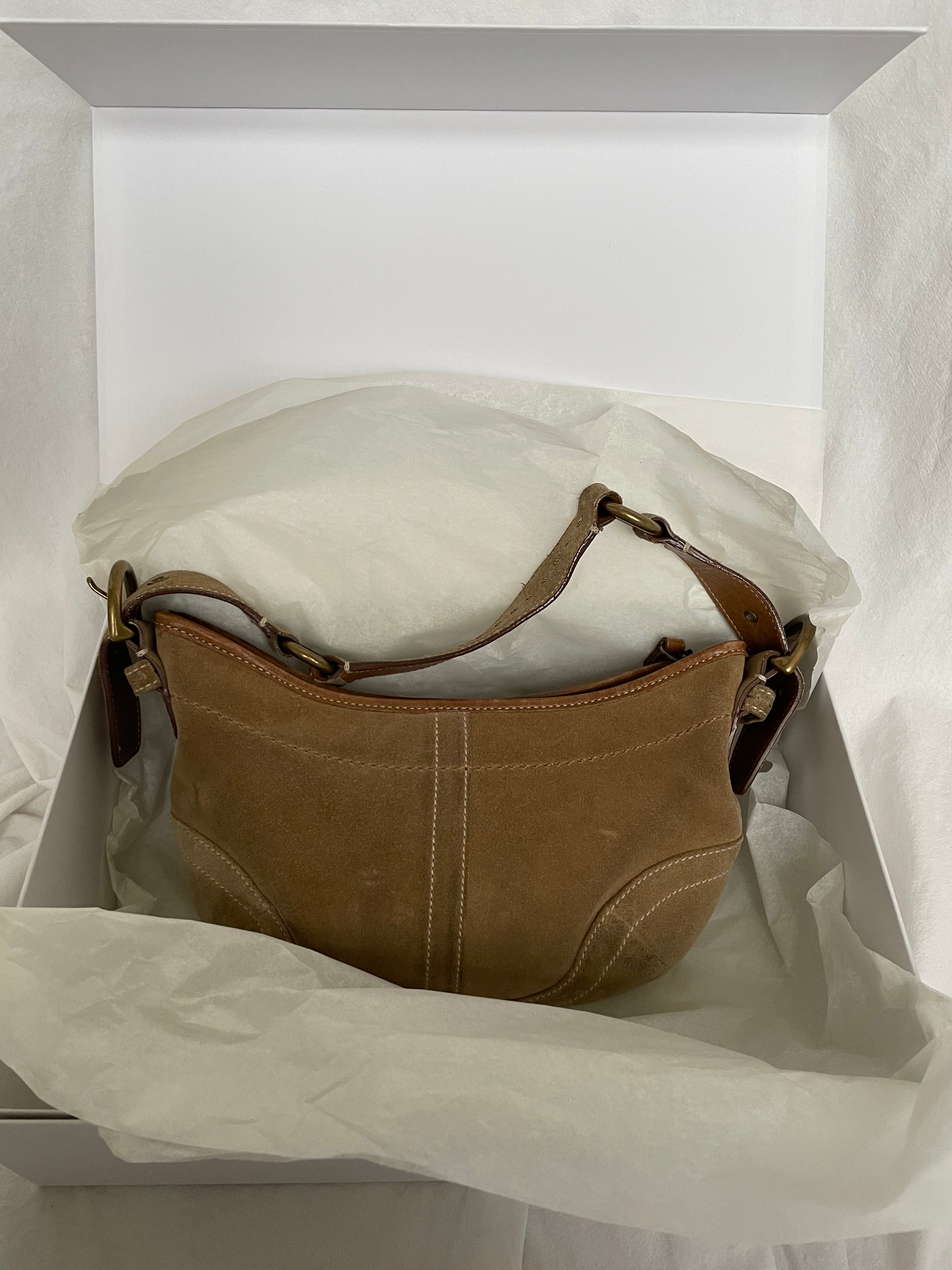 This bag is in a good vintage condition. The bag is in suede in a beautiful beige color with a brown adjustable leather strap. It includes one interior pocket.&nbsp;