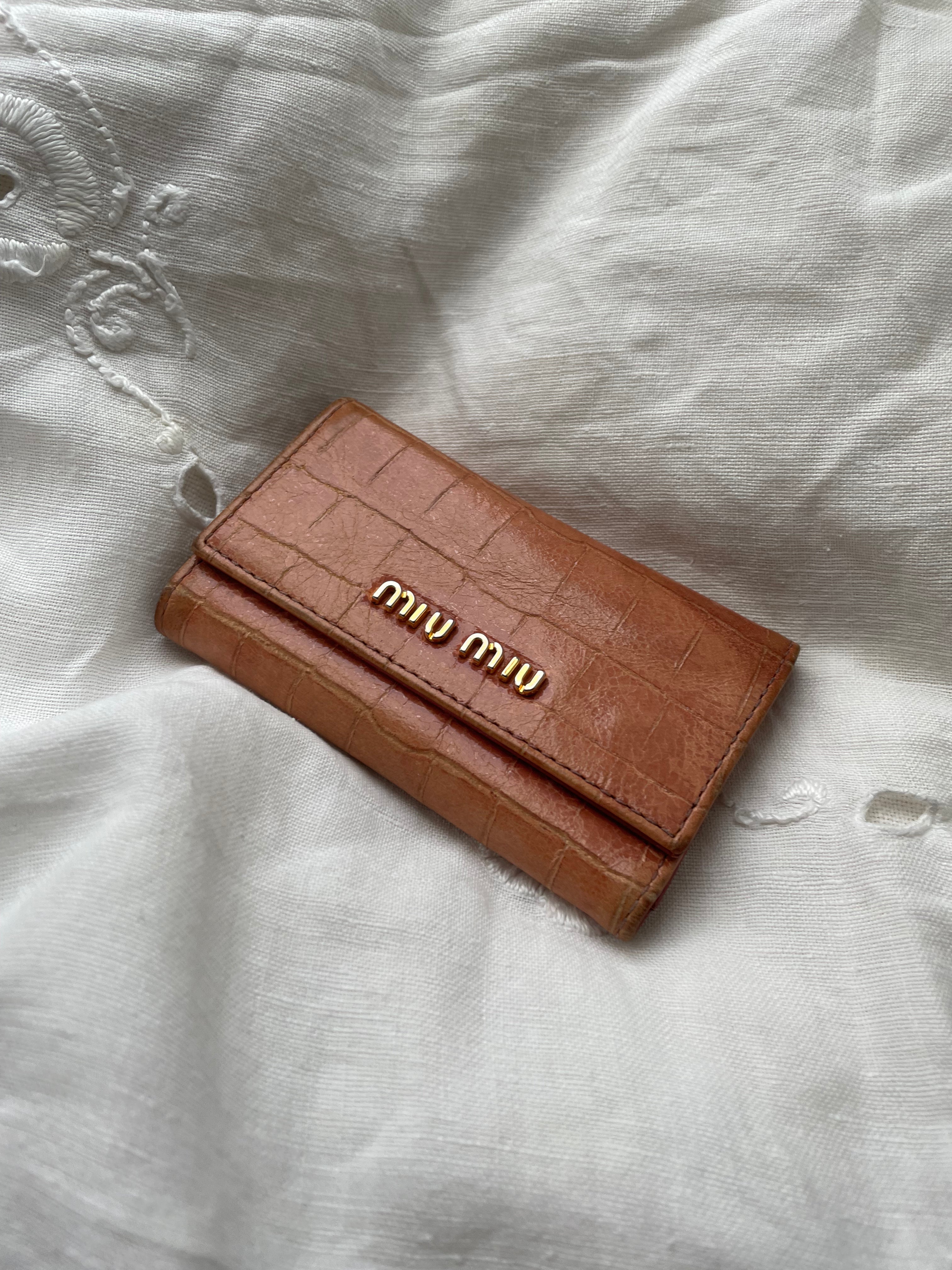 Beautiful Miu Miu key wallet in pink leather. Shows signs of wear on the hardware but is in a perfect working condition.