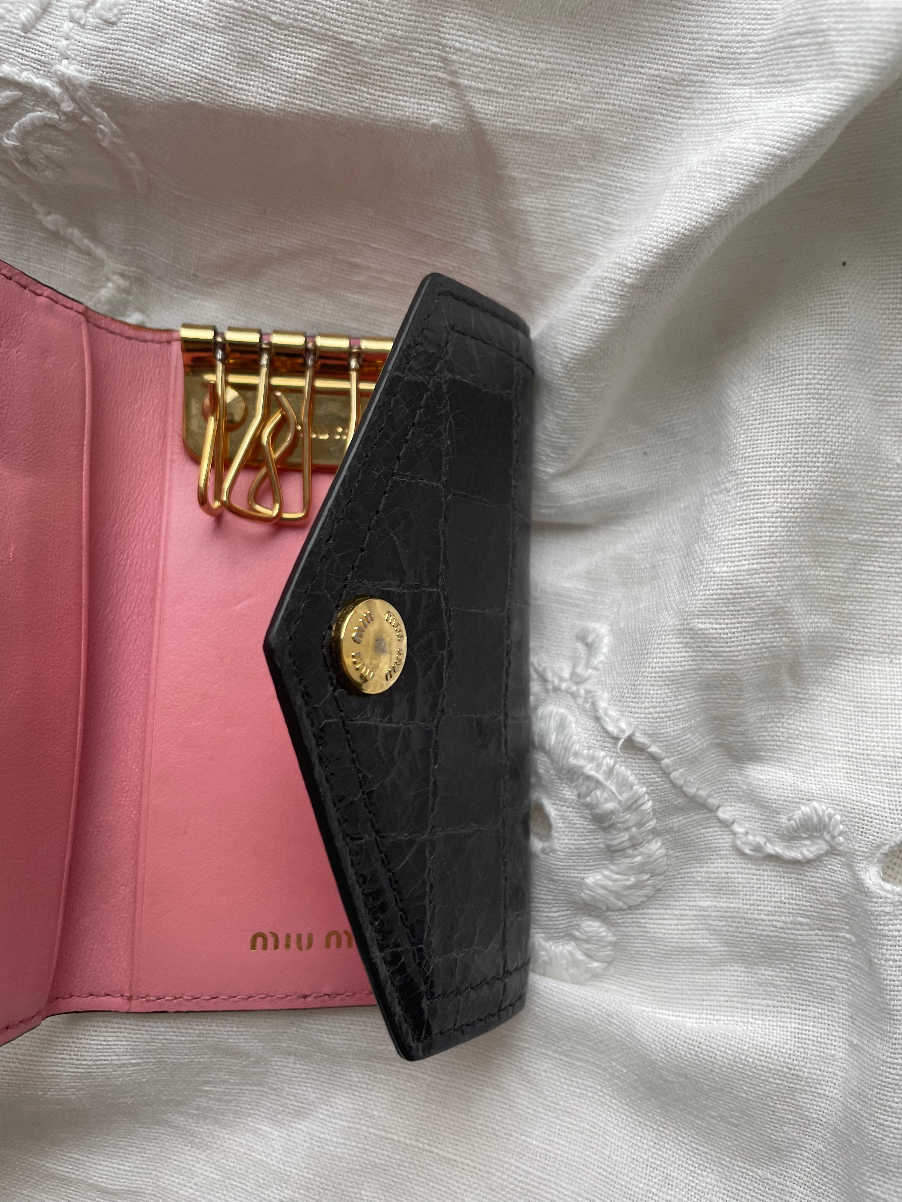 Miu Miu key wallet in black leather. Shows minor signs of wear on the hardware, but overall in very good condition