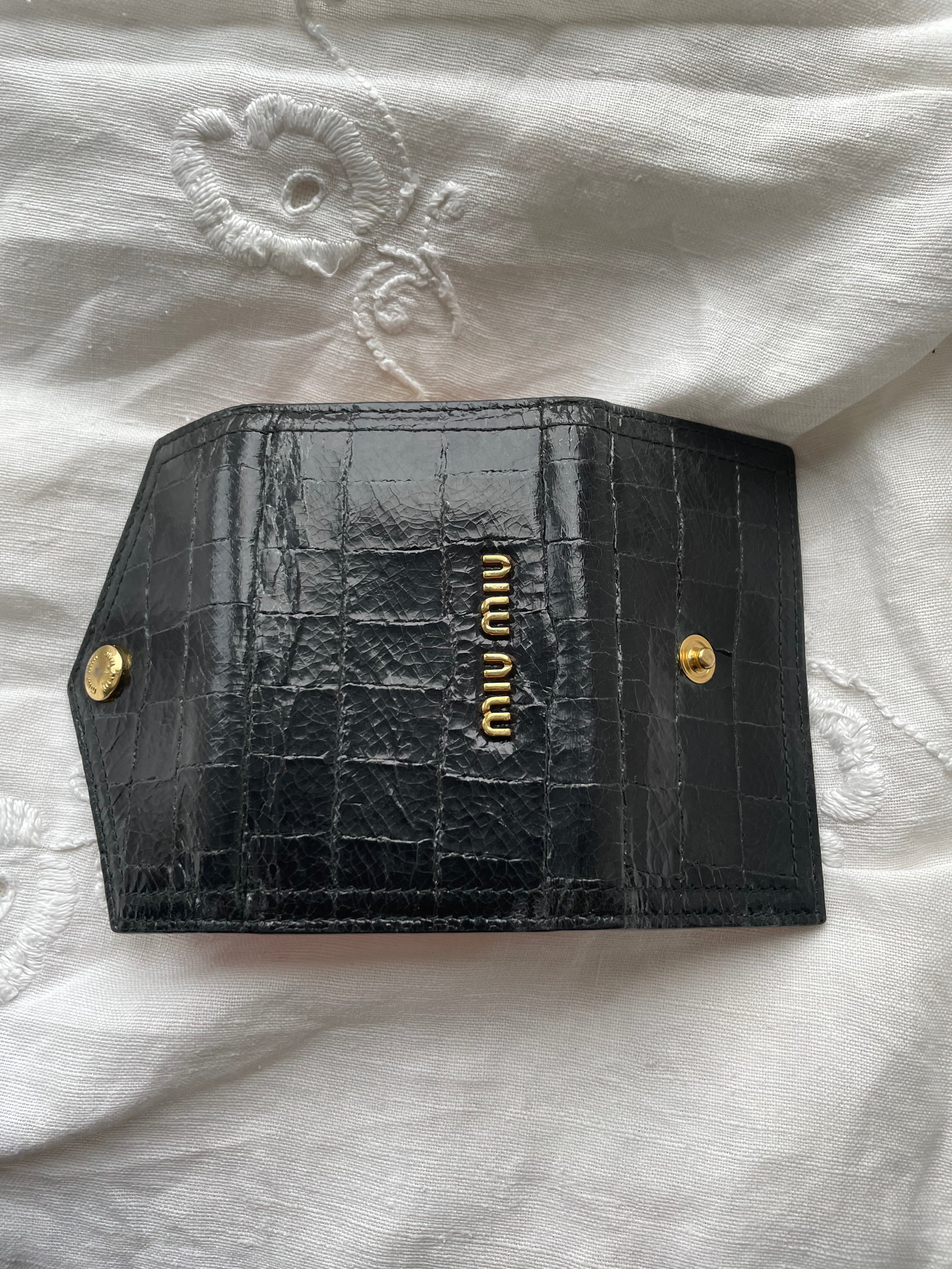 Miu Miu key wallet in black leather. Shows minor signs of wear on the hardware, but overall in very good condition