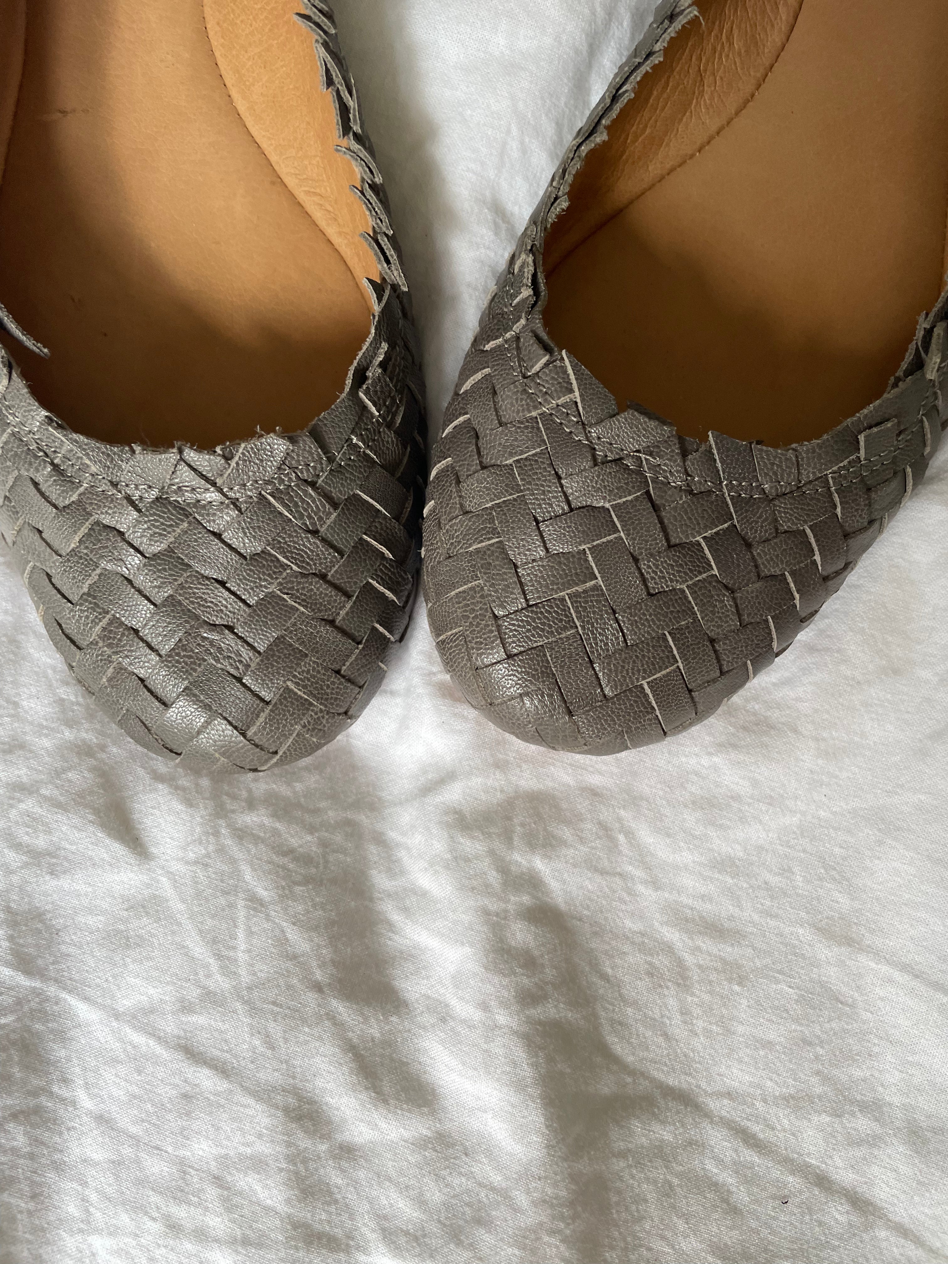 Coach woven leather ballet flats in grey with a subtle silver edge. They’re in excellent condition and show little to no signs of visible wear.