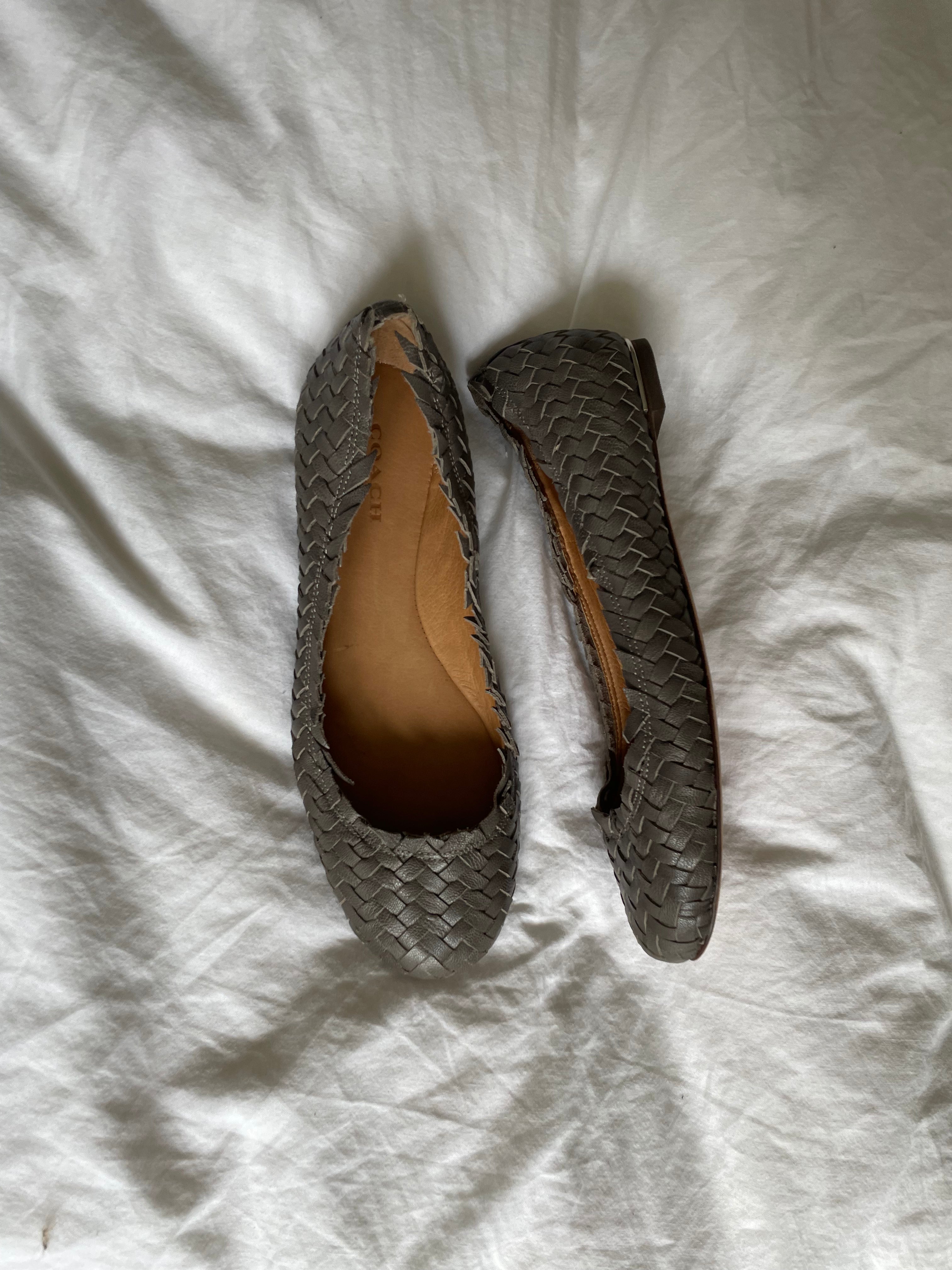 Coach woven leather ballet flats in grey with a subtle silver edge. They’re in excellent condition and show little to no signs of visible wear.