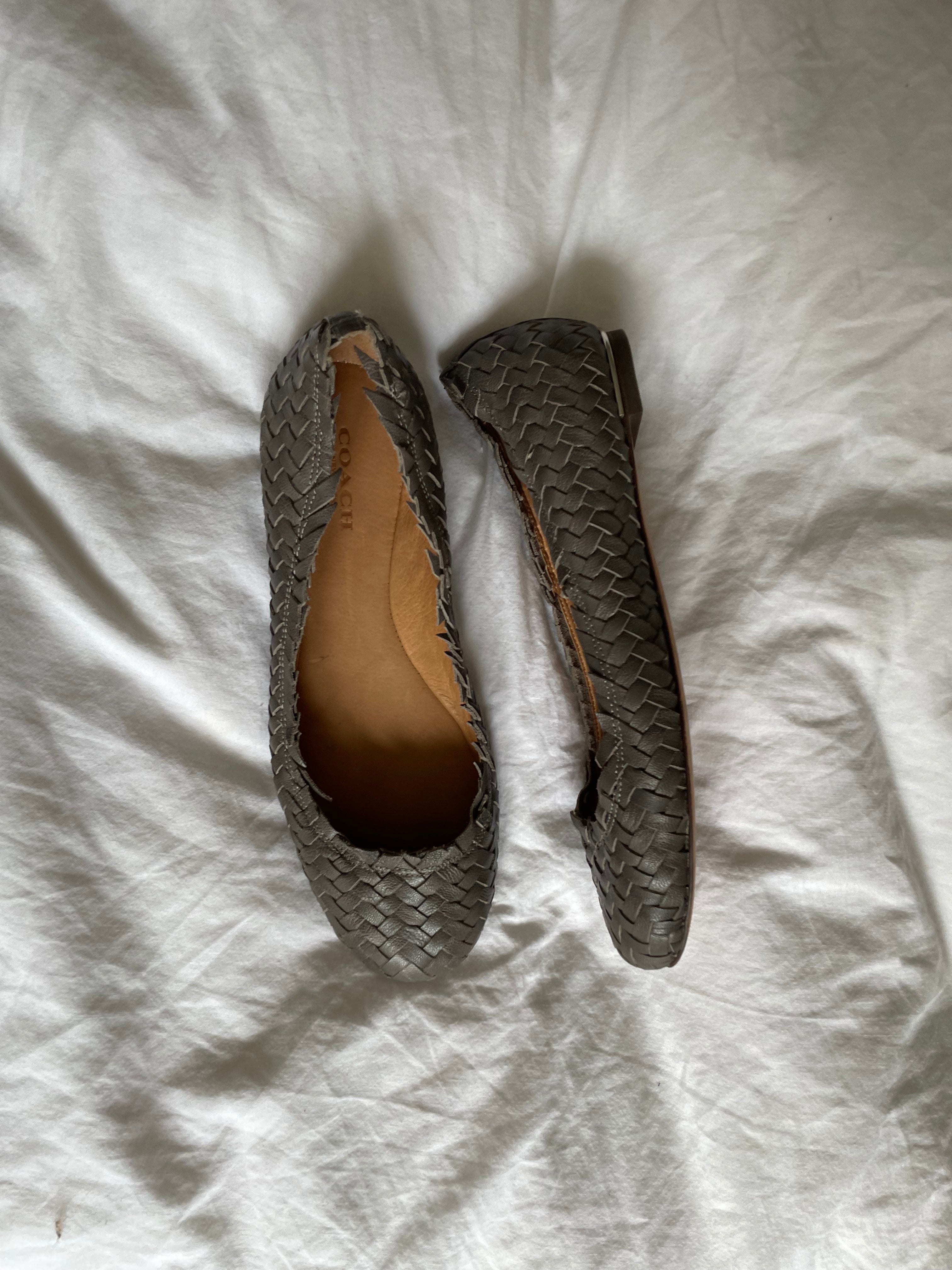 Coach woven leather ballet flats in grey with a subtle silver edge. They’re in excellent condition and show little to no signs of visible wear.